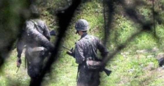 철책 너머 군인. 사진은 기사 내용과 관련이 없음. 연합뉴스