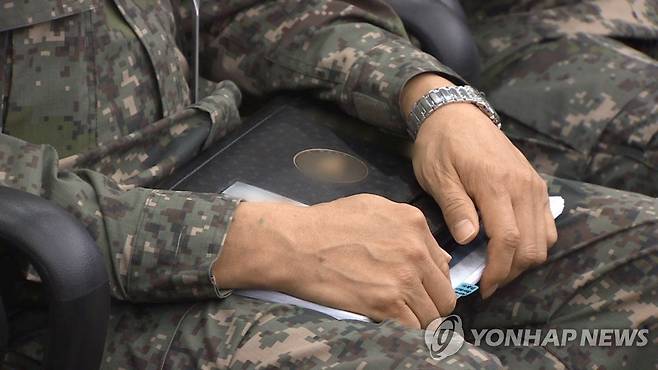 앉아 있는 군인. 사진은 기사 내용과 관련이 없음. 연합뉴스