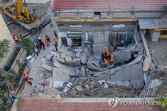 중국 산시성 린펀 식당 붕괴사고 현장 (린펀 AFP=연합뉴스) 중국 산시(山西)성 린펀(臨汾)시의 식당 붕괴사고 현장에서 29일 구조대원들이 수색작업을 벌이고 있다. leekm@yna.co.kr
