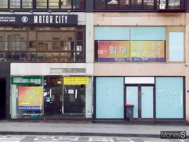 정부가 앞서 여러차례 '상가건물 임대차보호법'을 개정해 계약기간 10년과 임대료 상승률 5% 제한을 시행했지만 건물 투기로 인한 소상공인 피해가 지속적으로 증가하고 올 초 시작된 신종 코로나바이러스 감염증(코로나19) 사태가 소상공인을 더욱 사지에 내몰고 있다는 우려에서다. 상가 임대료 폭등 문제가 가장 심각한 서울시가 나서 관련대책을 추진하고 있다. 사진은 이태원 공실 상가. /사진=김노향 기자