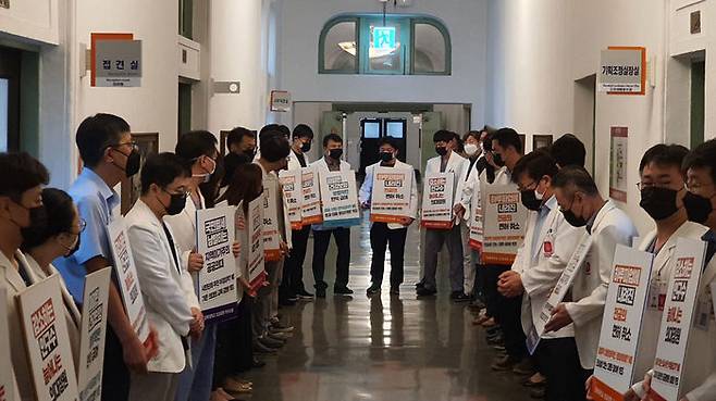 침묵 시위 이어가는 경북대 의과대학 교수들