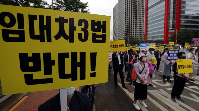 정부의 부동산 규제 정책에 반대하는 시민들이 임대차3법 등에 반대하며 시위하고 있다./서울경제DB