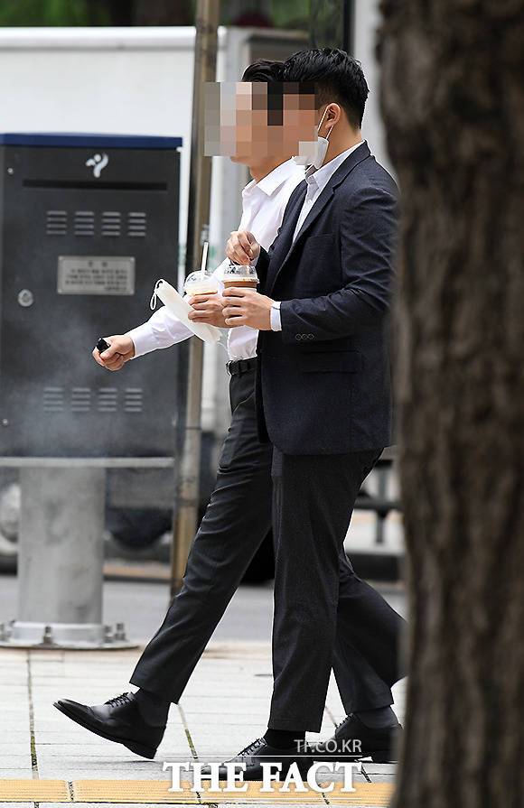 커피음료점에서의 매장 내 취식이 금지된 데 반해