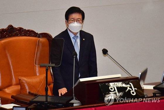 1일 오후 서울 여의도 국회 의사당에서 열린 제382회 국회(정기회) 개회식 및 1차 본회의에서 박병석 국회의장이 개회사를 하고 있다. [연합뉴스]