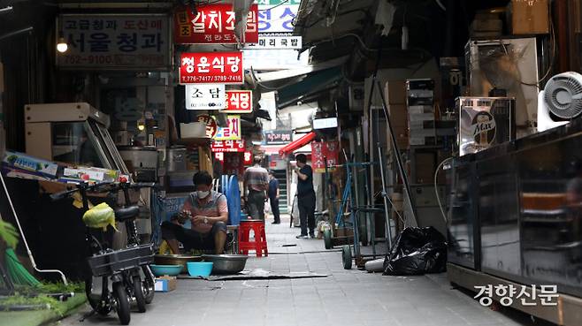 1일 오후 서울 중구 남대문시장에서 한 상인이 식재료를 다듬고 있다. / 권도현 기자