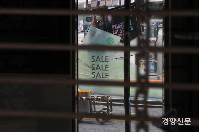 명동의 한 폐업 가게 내부. / 권도현 기자