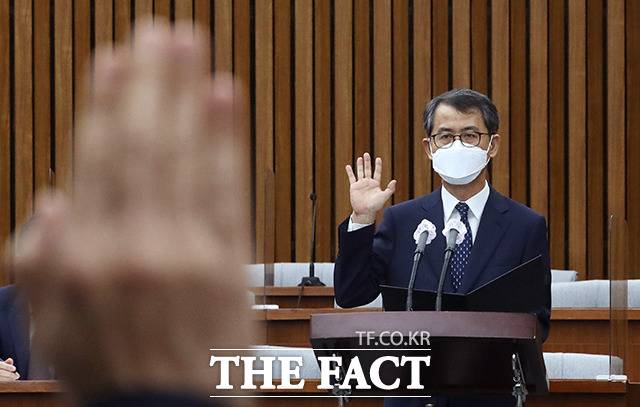 이흥구 대법관 후보자가 2일 오전 서울 여의도 국회에서 열린 인사청문회에 출석해 선서를 하고 있다. / 국회=배정한 기자