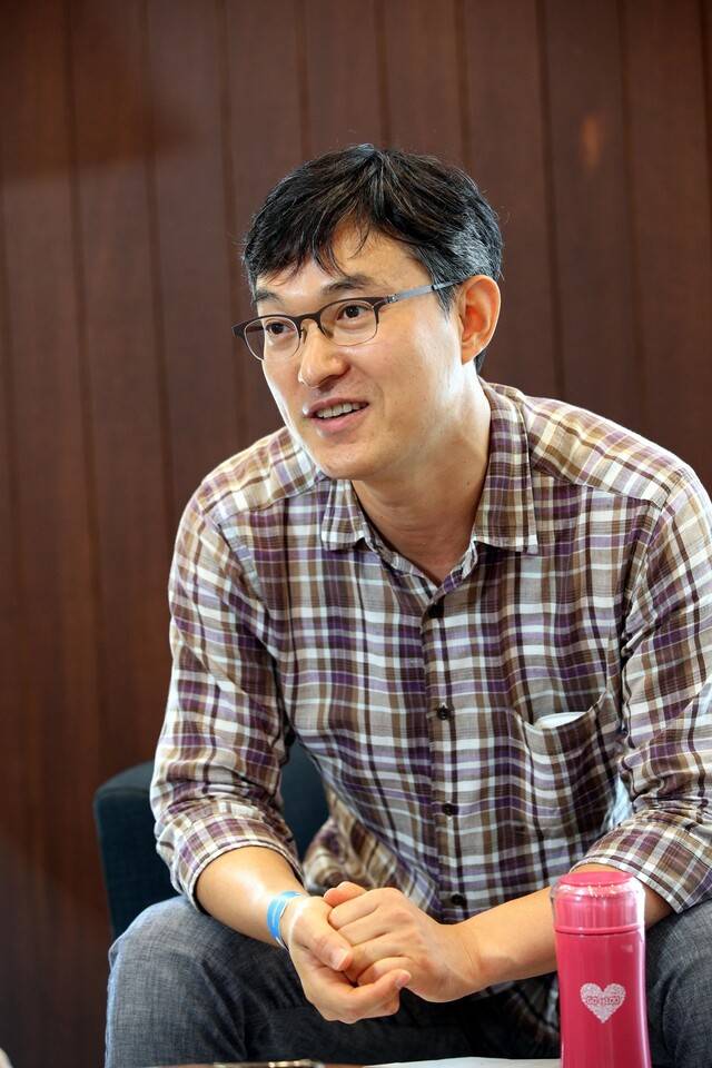 양창모 춘천 호호방문진료센터 센터장이 지난 8월28일 오후 강원도 춘천시 공지로에 있는 센터에서 춘천 외곽 농촌지역의 왕진 의료를 다니며 느낀 소회에 대해 밝히고 있다. 춘천/김봉규 선임기자 bong9@hani.co.kr