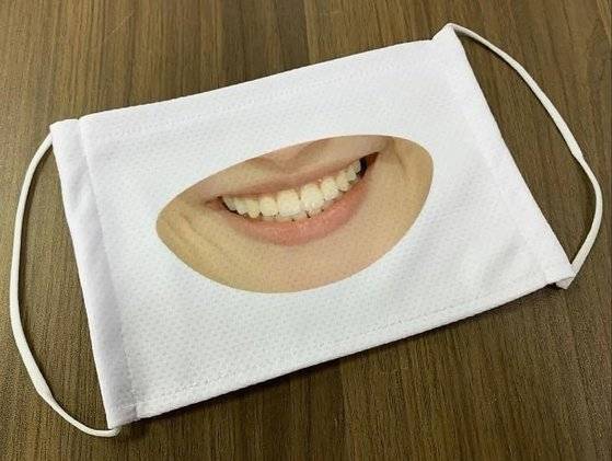 타케야의 직원들이 착용하는 스마일 마스크. [유튜브 캡처]