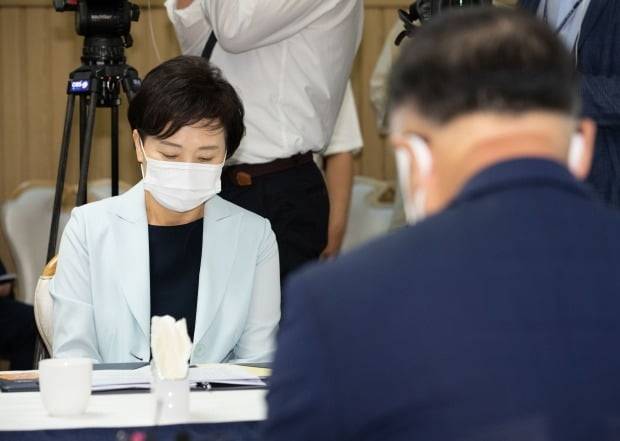 김현미 국토교통부 장관이 2일 오전 서울 세종대로 정부서울청사에서 열린 제5차 부동산시장 점검 관계장관회의에 참석했다. (사진=뉴스1)