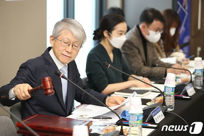 최기영 과학기술정보통신부 장관이 지난 3월12일 오전 ICT 규제 샌드박스 1호로 선정된 서울 강남구 휴이노에서 '제8차 신기술 서비스 심의위원회'를 주재하며 의사봉을 두드리고 있다. (과학기술정보통신부 제공) 2020.3.12/뉴스1