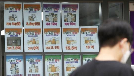 정부의 부동산 대책과 코로나19 재확산에 따른 실물경제 불안감 등으로 고가 아파트와 재건축단지 위주로 매수세 위축되고 관망세 보이는 가운데 9억원 이하 단지 위주로 상승세가 이어지고 있다. 서울 마포구 일대 한 부동산공인중개업소 게시판에 아파트 급매물 시세가 걸려 있다.<연합뉴스>