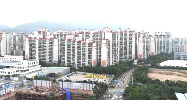 중저가 아파트가 몰려 있는 이른바 '노도강'(노원·강북·도봉구) 등의 아파트값이 계속 오르며 속속 9억원에 '키 맞춤'하고 있다. 서울 도봉구 창동 아파트 단지 전경. 허문찬기자 sweat@hankyung.com