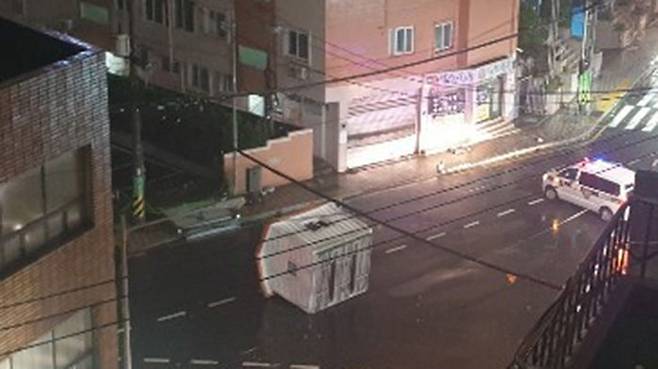 부산 동구 수정동 한 교차로서 마이삭 강풍에 휩쓸려 날라온 이동식 집 (사진=연합뉴스)