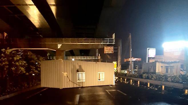 바람에 휩쓸려 날아온 컨테이너 (사진=연합뉴스/부산경찰청 제공)