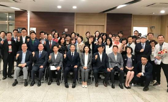 전세를 영어로 하면 뭘까요? 이분들은 모두 그 정답을 알고 계십니다. 용산구청 부동산중개 전문영어 교육강좌 17기 졸업생들. /사진제공=용산구청