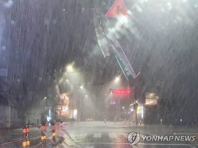 강풍에 날아간 현수막 (부산=연합뉴스) 3일 오전 부산 동래구 안내 표지판에 바람에 날아온 현수막이 걸려 있다. 2020.9.3  [부산경찰청 제공. 재판매 및 DB금지] psj19@yna.co.kr