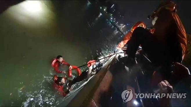 마이삭 북상, 부산 동천서 40대 구조 (부산=연합뉴스) 태풍 마이삭이 북상하는 가운데 지난 2일 오후 부산 동천에 빠진 40대 여성을 소방대원이 구조하고 있다. 2020.9.3  [부산소방본부 제공. 재판매 및 DB금지] psj19@yna.co.kr