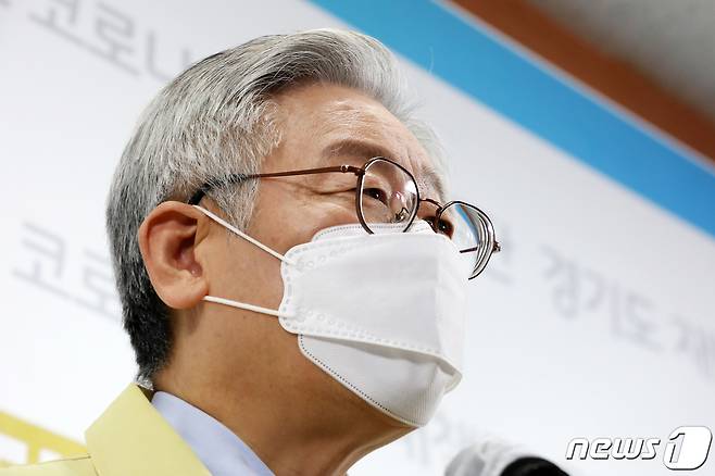 (경기=뉴스1) 진현권 기자 = 이재명 경기도지사는 국민의 당 안철수 대표가 문재인 정부를 패륜정부라고 비난한 것에 대해 “가계지원 경제회생을 위한 국채발행이 왜 패륜이냐”고 반박했다./뉴스1 © News1 조태형 기자