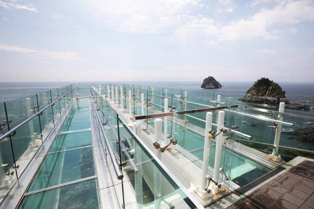 이기대해안산책로의 오륙도스카이워크와 오륙도. ⓒ박준규