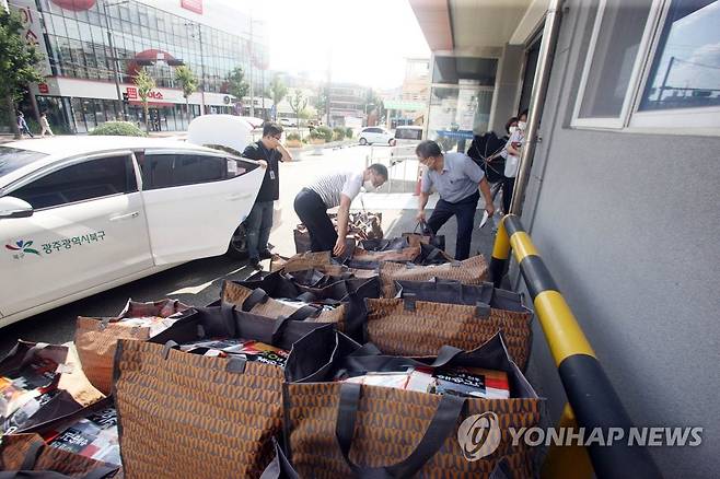 자가격리자 생필품 지원 [광주=연합뉴스 자료사진] 8월28일 오후 광주 북구청 복지누리동 앞 광장에서 구청 직원들이 관내 자가격리자 대상자들에게 전달할 생필품과 손 소독제, 체온계, 마스크 등이 담긴 방역 키트를 차량에 싣고 있다. 2020.8.28 [광주 북구청 제공. 재판매 및 DB 금지] pch80@yna.co.kr