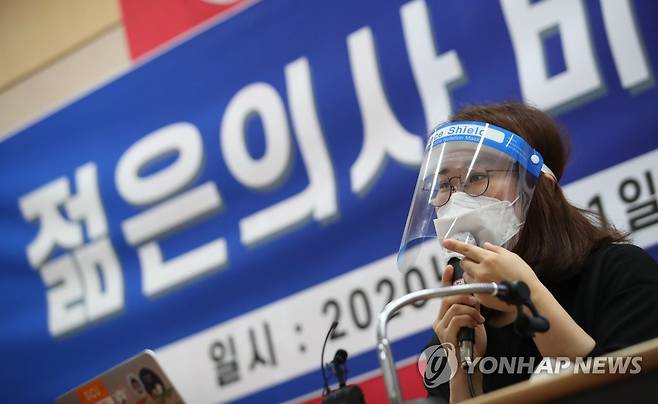 젊은의사 비대위 출범식서 발언하는 박지현 대전협 비대위원장 박지현 대한전공의협의회 비대위원장이 지난 1일 오전 서울 영등포구 서울특별시의사회에서 열린 젊은의사 비상대책위원회 출범식에서 취재진의 질문에 답하고 있다. [연합뉴스 자료사진]