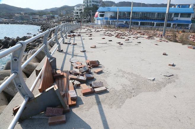 쓰러진 의자와 여기저기 놓인 벽돌 [촬영 손대성]