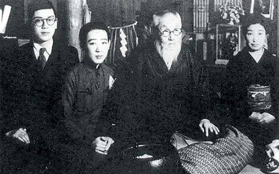 도야마 미쓰루(오른쪽 둘째)는 조선과 대륙 침략의 첨병인 현양사와 흑룡회의 설립자였다. 가와시마 요시코(왼쪽 둘째)를 친손녀보다 더 귀여워했다.