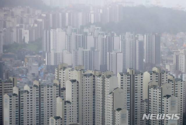 [서울=뉴시스] 조수정 기자 = 9일 한국은행 경제통계시스템에 따른 KB국민은행 집계 전국 주택 전세가격지수가 1986년 1월 이후 역대 최고치를 기록했다. 사진은 9일 서울 영등포구 여의도동 63아트에서 내려다보이는 아파트. 2020.08.09. chocrystal@newsis.com