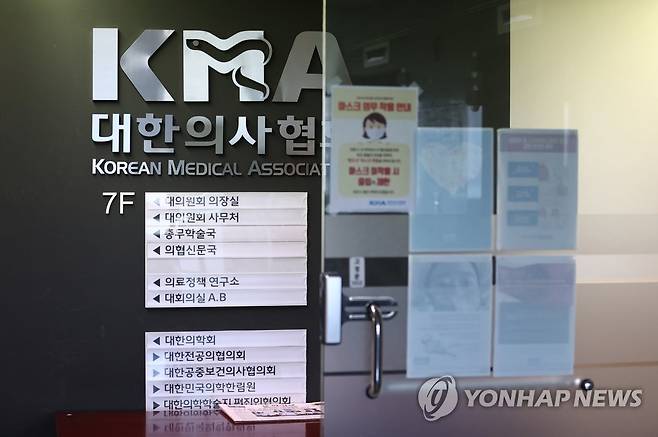 의협과 전공의 내부갈등? (서울=연합뉴스) 의과대학 정원 확대, 공공의대 설립 등의 정책을 철회할 것을 촉구하며 무기한 집단휴진에 나섰던 의료계가 2020년 9월 4일 더불어민주당 및 정부와 잇따라 합의하면서 의·정 갈등은 일단 해결 국면에 접어들었다. 그러나 이번 합의를 둘러싸고 전공의들의 반발이 나오는 등 잡음은 끊이지 않고 있다. 사진은 이날 오후 용산구 대한정공의협의회 사무실. [연합뉴스 자료사진]
