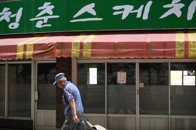 폐교 소식이 들려오면서 학생들의 출입도 끊기자 부산 해운대구 동부산대 정문 앞 상점은 줄줄이 문을 닫았다. 지난달 26일 텅빈 상가 앞을 한 노인이 지나가고 있다. 부산=윤성호 기자