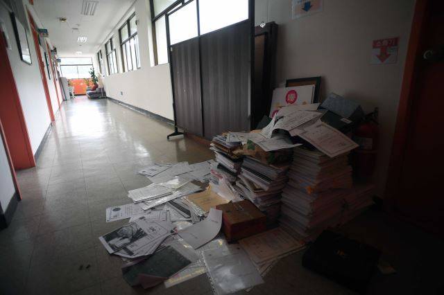 폐교일을 5일 앞둔 지난달 26일 부산 해운대구 동부산대 대학본부 복도에 교수들이 정리한 짐들이 쌓여 있다. 부산=윤성호 기자