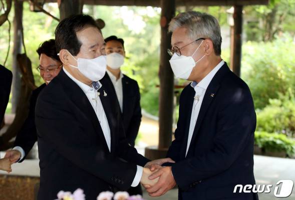 이재명 경기도지사가 정세균 국무총리에 일침을 날렸다./사진=뉴스1