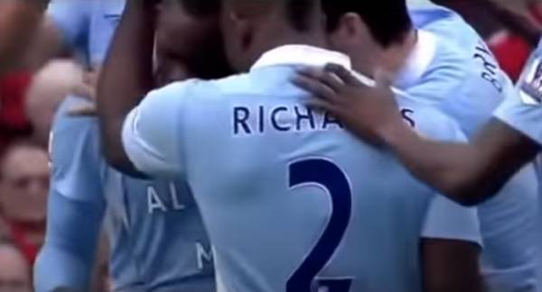 6-1 대승 당시에 발로텔리의 득점이 나오자 기뻐하는 배리(사진 우측)