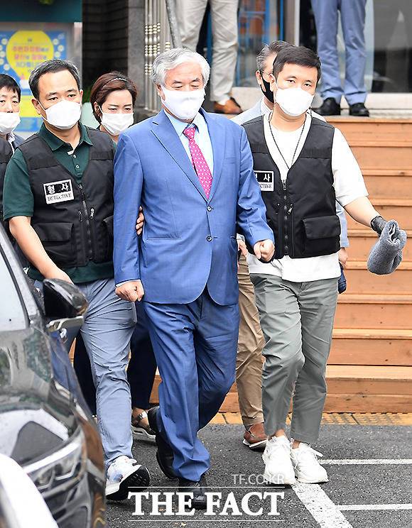 '주먹 쥐고 씩씩(?)하게' 걸어가는 전 목사