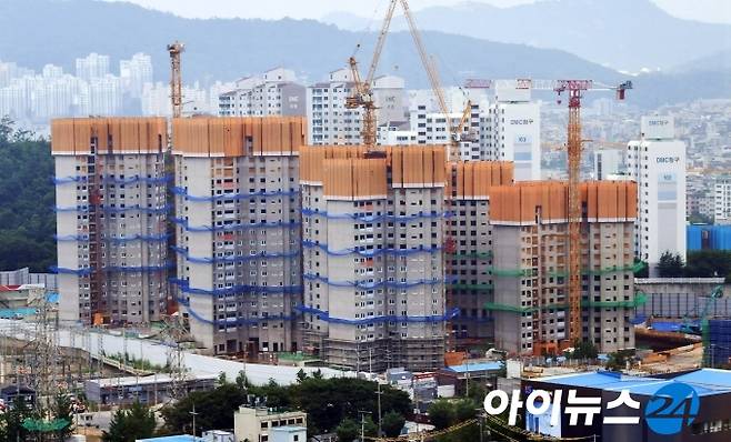 서울 시내 건설 중인 아파트 전경. [사진=정소희 기자]
