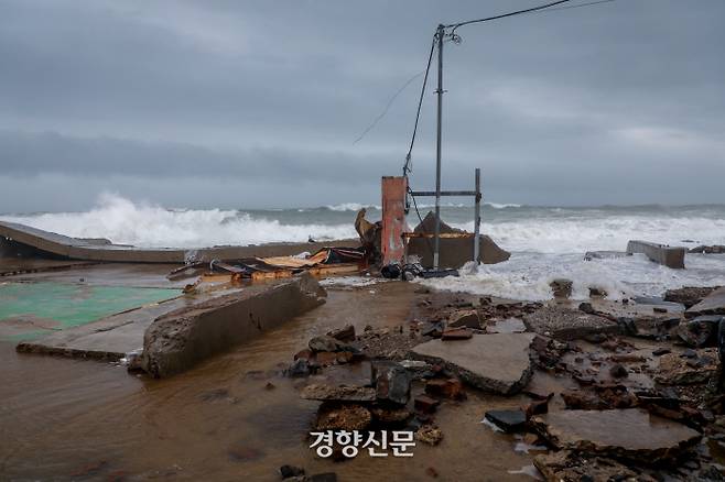 제10호 태풍 ‘하이선’이 지나간 7일 경북 포항 구룡포에는 최대 순간풍속 시속 114km의 강풍이 불어 파도에 물막이 벽들이 넘어져 있다. 2020.09.07 / 포항 | 이석우 기자
