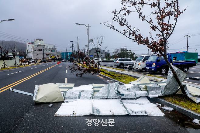 제10호 태풍 ‘하이선’이 지나간 7일 경북 포항 구룡포에는 최대 순간풍속 시속 114km의 강풍이 불어 주차장 펜스와 나무가 넘어져 있다. 2020.09.07 / 포항 | 이석우 기자