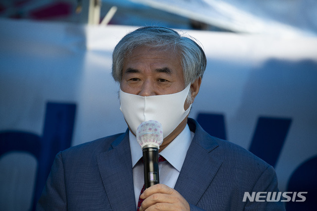 [서울=뉴시스]조수정 기자 = 코로나19 확진으로 입원 치료를 받은 전광훈 사랑제일교회 목사가 지난 2일 오전 퇴원해 서울 성북구 사랑제일교회 앞에서 입장 발표 기자회견을 하고 있다. 2020.09.02.  photo@newsis.com