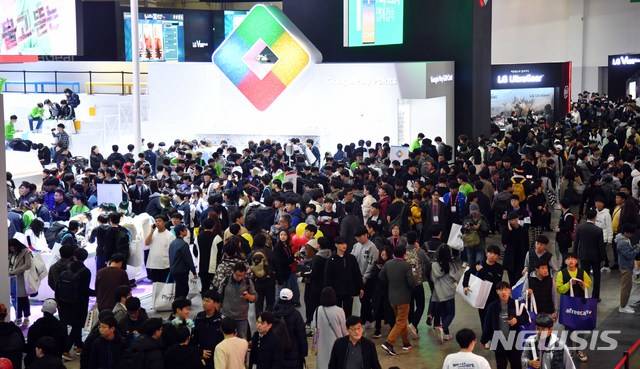 【부산=뉴시스】 하경민 기자 = 국내 최대 게임전시회인 '지스타 2019'가 개막한 14일 부산 해운대구 벡스코 행사장을 찾은 게임 매니아들이 각종 신작 모바일 게임을 즐기고 있다. 오는 17일까지 열리는 이번 행사는 '새로운 세상을 경험하라'(Experience the New)는 슬로건 아래 총 30개국의 게임관련 업체 600여 곳이 참가, 게임전시를 비롯해 비즈니스 상담과 컨퍼런스, 채용박람회, 투자마켓 등을 진행한다. 2019.11.14.   yulnetphoto@newsis.com