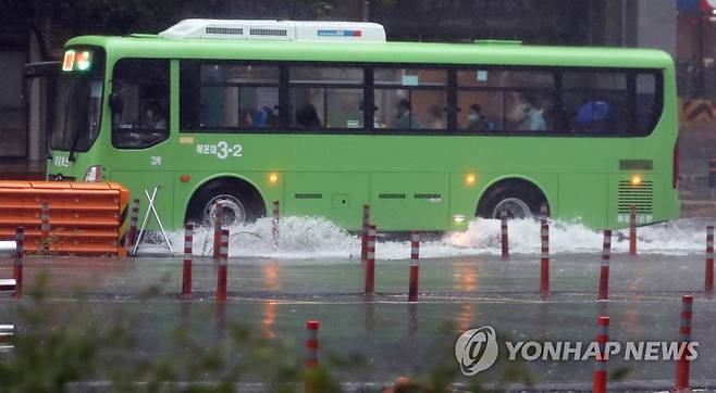 태풍 경보 출근하는 시민들 (부산=연합뉴스) 조정호 기자 = 제10호 태풍 '하이선'이 부산에 접근 중인 7일 오전 부산 해운대구 센텀시티에서 출근하는 시민을 태운 마을버스가 침수된 도로를 지나고 있다. 2020.9.7 ccho@yna.co.kr