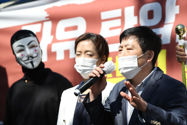 8일 오전 서울 성북구 사랑제일교회 앞에서 열린 사랑제일교회 및 국민소송 변호인단과 자유북한운동연합의 공동 기자회견에서 박상학 자유북한운동연합 대표가 발언하고 있다. (사진=연합뉴스)