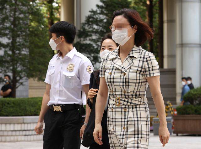 정경심 동양대 교수가 8일 서울 서초구 서울중앙지법에서 열린 공판에 출석하고 있다. 연합뉴스