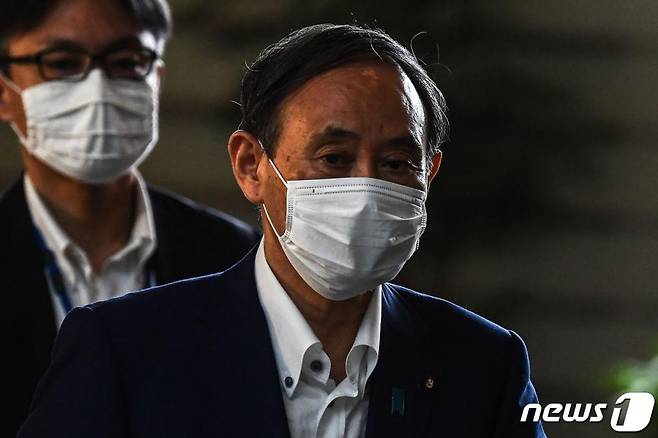 차기 총리로 급부상하는 스가 요시히데 일본 관방장관이 31일(현지시간) 마스크를 쓰고 도쿄 총리관저에 도착을 하고 있다./사진=(도쿄 AFP=뉴스1)