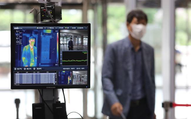 6일 오전 서울 여의도 국회의사당 입구에 설치된 발열 감지장치가 출입자의 체온을 측정하고 있다. [뉴스1]