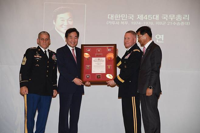 더불어민주당 이낙연 대표가 2018년 국무총리로 재임할 때 평택 미군 기지를 방문해 카투사 공로상을 받고 있다./이 대표 트위터