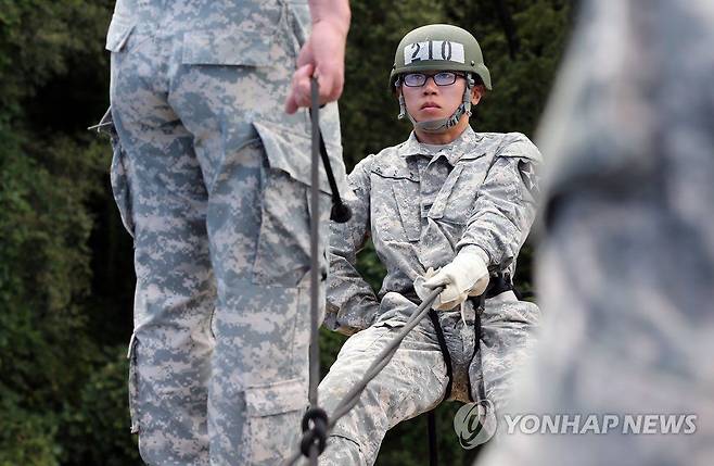 공중강습훈련을 받는 카투사병./연합뉴스