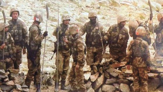 8일 ANI 등 인도 매체가 공개한 중국군의 모습. ANI는 소총과 마체테(넓은 외날의 대검)으로 무장한 중국군 50여명이 7일 오후 히말라야 판공호 남쪽 기슭 인도 진지로 접근했다며 해당 사진은 당시 상황을 담은 모습이라고 전했다. [ANI]