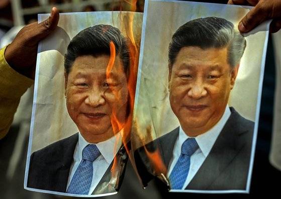 지난 6월 중국-인도 국경인 라다크 갈완 지대에서의 충돌로 인도군 20여명이 사망하자 이에 반발한 인도 정당 AAM(Aam Aadmi Party)이 시진핑 중국 국가주석의 사진을 태우고 있다. [EPA=연합뉴스]