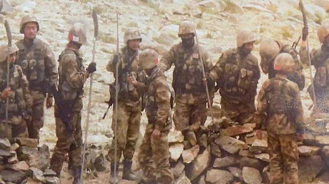 중국군 확대 사진 (출처=인도 NDTV)